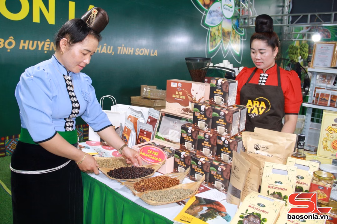 Gian hàng bán sản phẩm đặc trưng của dân tộc Thái phục vụ du khách tại thung lũng mận Nà Ka.