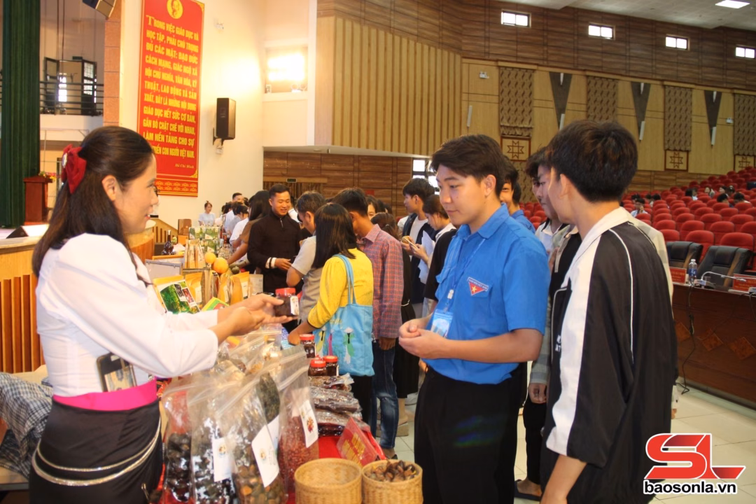 Gian hàng bán đồ lưu niệm mang màu sắc văn hóa Tây Bắc tại Phố đi bộ - Chợ đêm Mộc Châu.