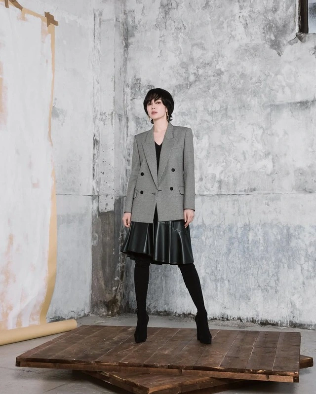 Phá cách và khoe cá tính riêng với chân váy xếp ly vải da, áo blazer oversized và thần thái kiêu kỳ, sang chảnh của một quý cô sành điệu