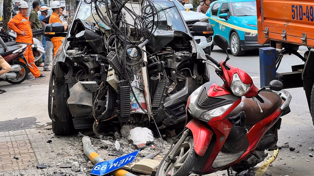 Xe bán tải hư hỏng nặng sau va chạm