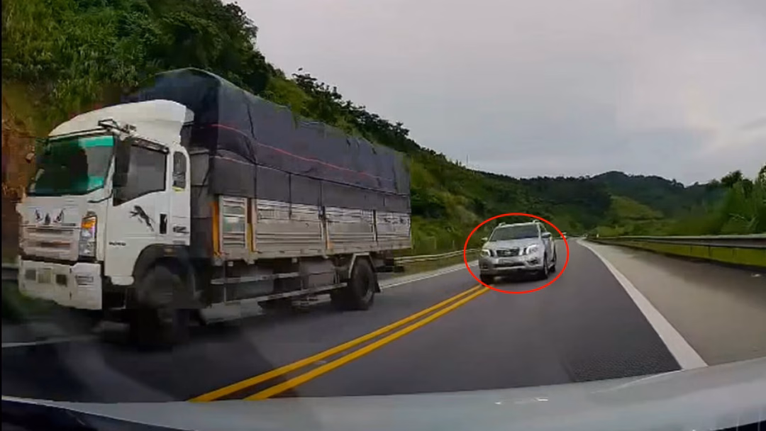 Tài xế xe bán tải đi lùi trên cao tốc Nội Bài – Lào Cai có thể bị trừ 10 điểm giấy phép