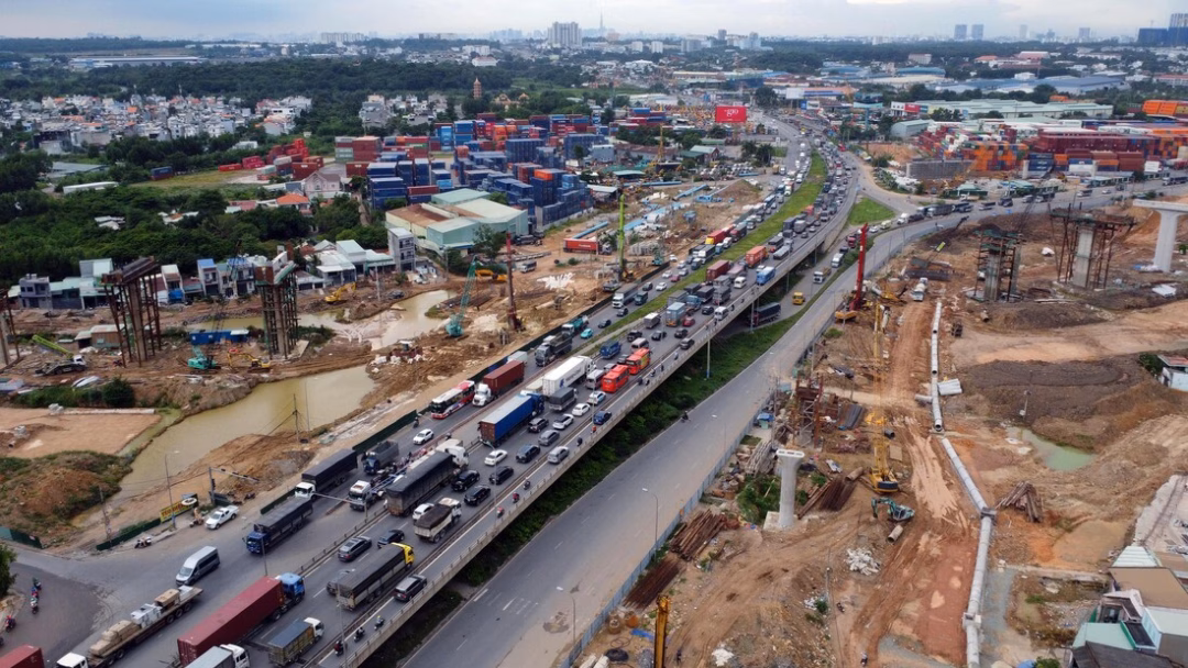 Tạm đóng một phần đường, hàng loạt ô tô ở Bình Dương đi đường nào?