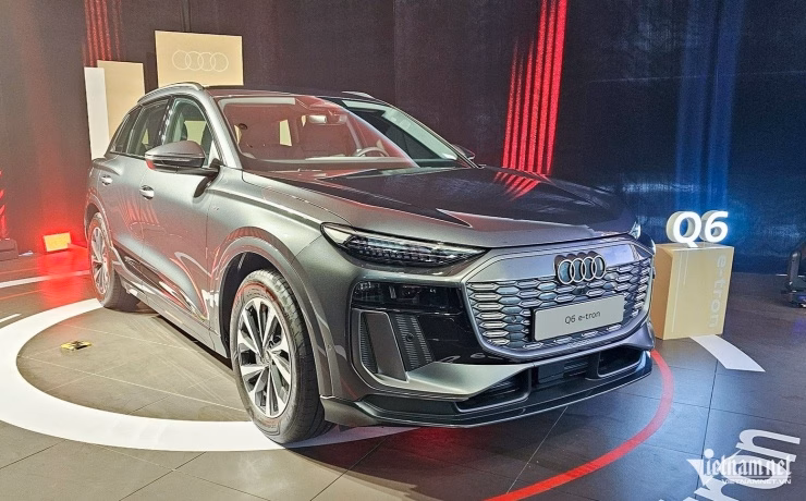 Thị trường ô tô Việt Nam tháng 7: Xe sang đổ bộ, hứa hẹn mùa mua sắm sôi động Audi Q6 e-tron là mẫu SUV thuần điện thứ hai của thương hiệu xe sang Đức tại thị trường Việt Nam. Ảnh: Ngô Minh