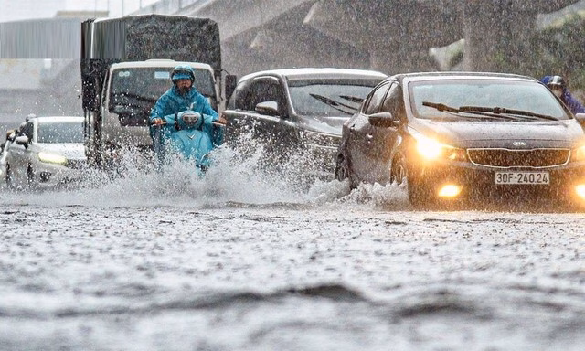 Thời tiết miền Bắc và Trung Bộ chuyển đổi bất thường, cảnh sát bắt giữ hàng loạt người trong điểm nóng