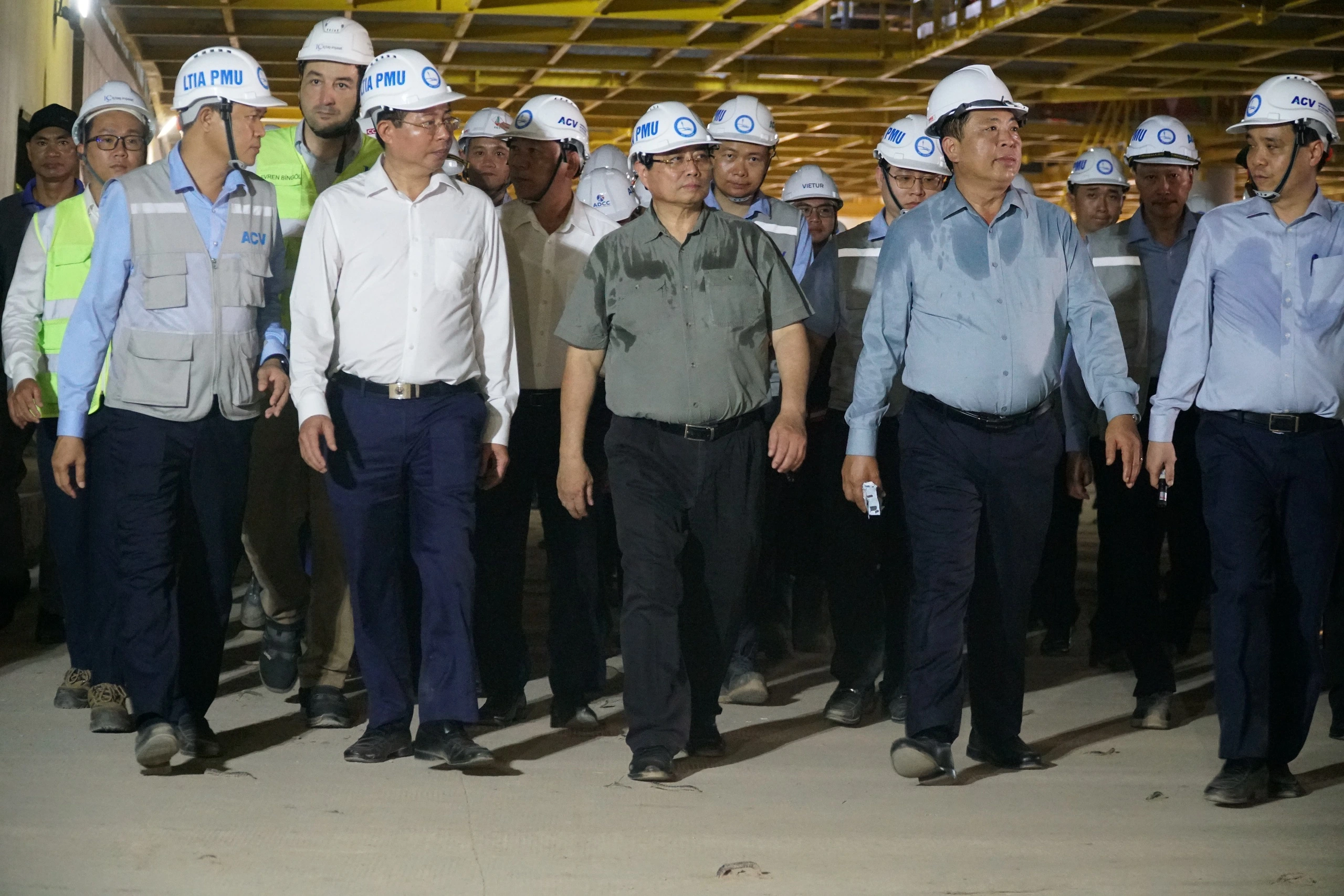 Thủ tướng đi kiểm tra bên trong nhà ga dự án sân bay Long Thành