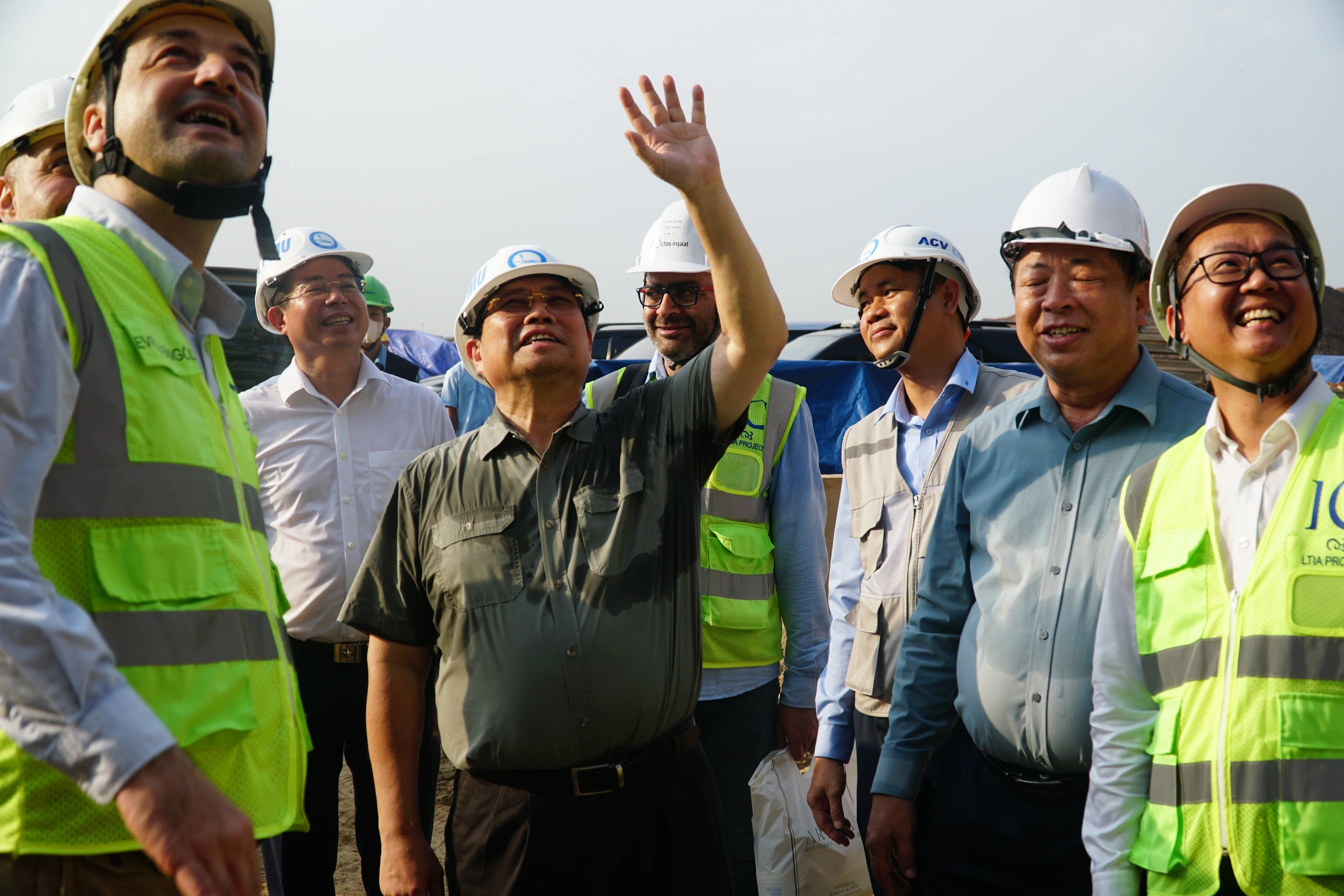 Thủ tướng chào các công nhân trước khi rời khỏi công trường