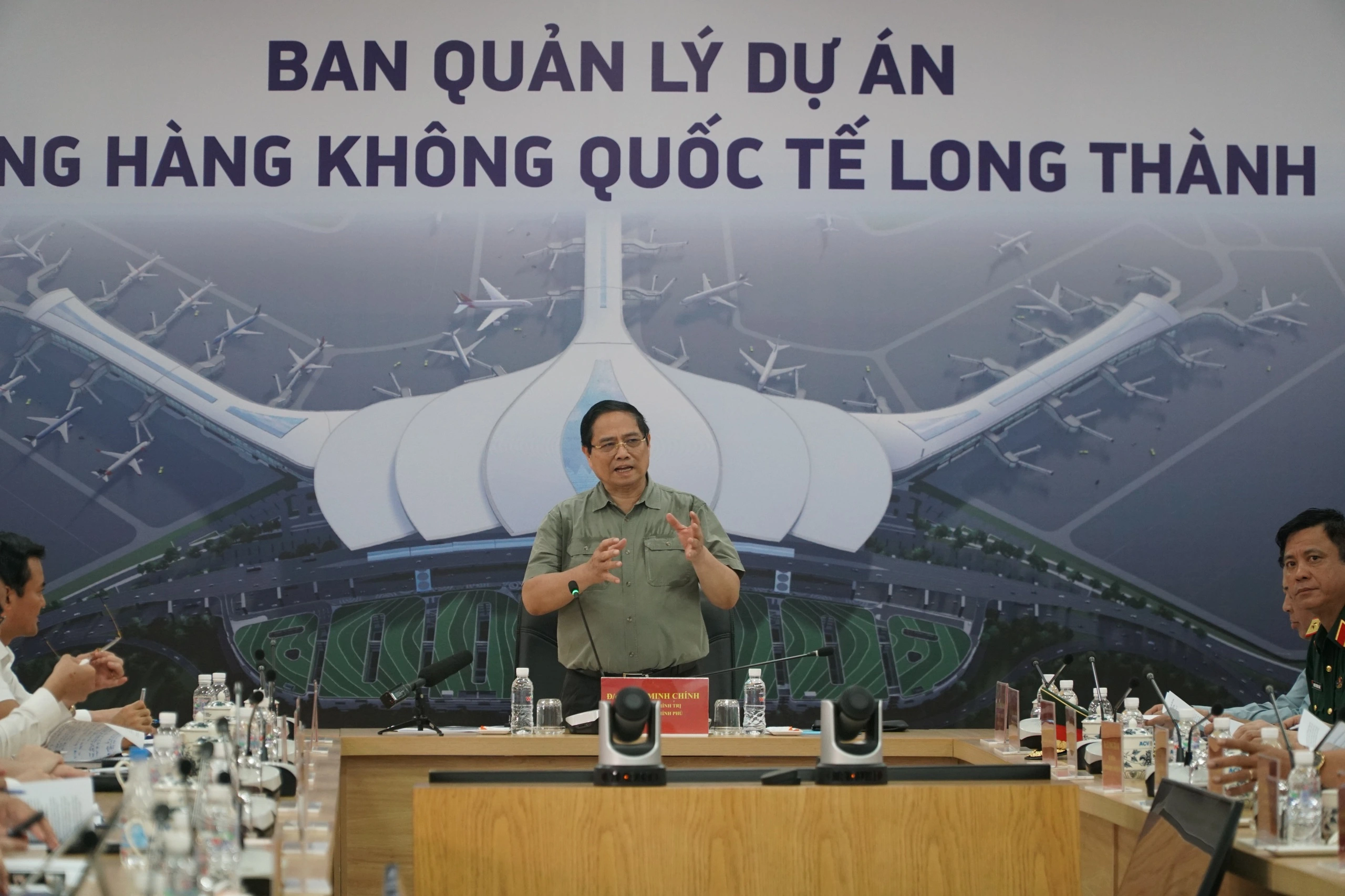 Tại văn phòng của Tổng công ty Cảng hàng không Việt Nam (ACV), Thủ tướng Phạm Minh Chính nghe báo cáo tiến độ dự án sân bay Long Thành