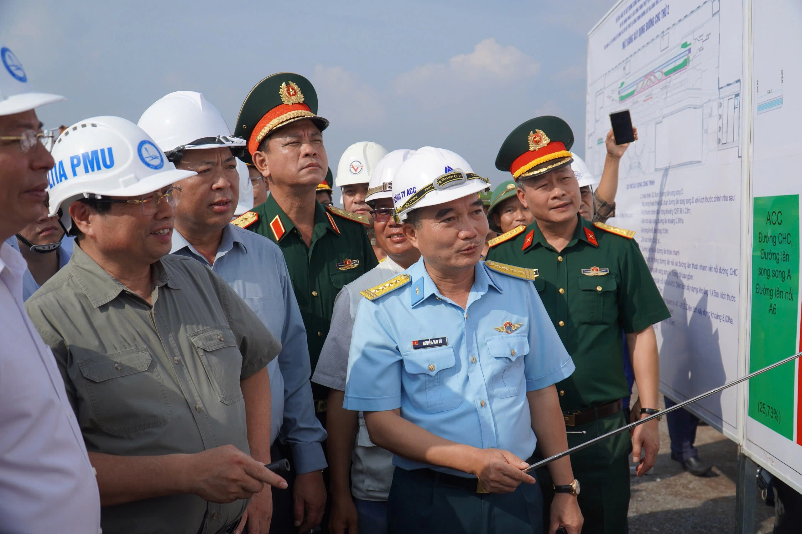 Thủ tướng nghe các nhà thầu báo cáo tiến độ thi công đường băng thứ 2 tại sân bay Long Thành