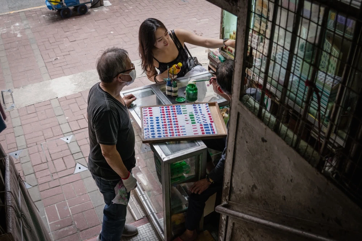 Tiệm mạt chược thủ công cuối cùng ở Hong Kong Một phòng chơi mạt chược được cấp phép, cách cửa tiệm bà Mei vài con phố. Nơi này đã chuyển sang dùng quân bài đặt mua từ Trung Quốc đại lục.