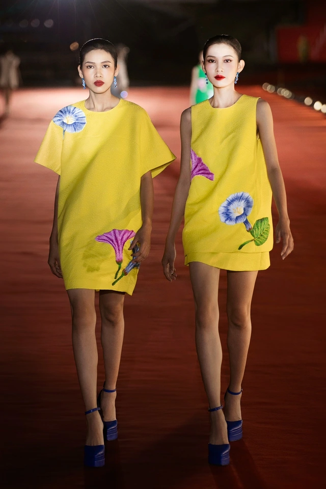 Tiểu Vy lên sàn catwalk bên sông Hàn trình diễn thời trang Họa tiết hoa muống biển được thêu rải rác trên các thiết kế ứng dụng