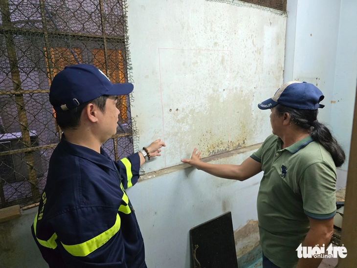 Lực lượng cảnh sát chữa cháy khu vực 17 vận động người dân mở ô thoát nạn trên lồng sắt, kích thước phải đảm bảo 0,6 x 0,8m, thuận tiện cho việc thoát nạn cũng như để lực lượng chữa cháy tiếp cận cứu nạn cứu hộ. Trong ảnh là cán bộ cảnh sát phòng cháy chữa cháy tuyên truyền với ông Trương Văn Dũng (62 tuổi, ngụ chung cư A4 Phan Xích Long) hiểu về mục đích của việc tháo dỡ “chuồng cọp” - Ảnh: MINH HÒA