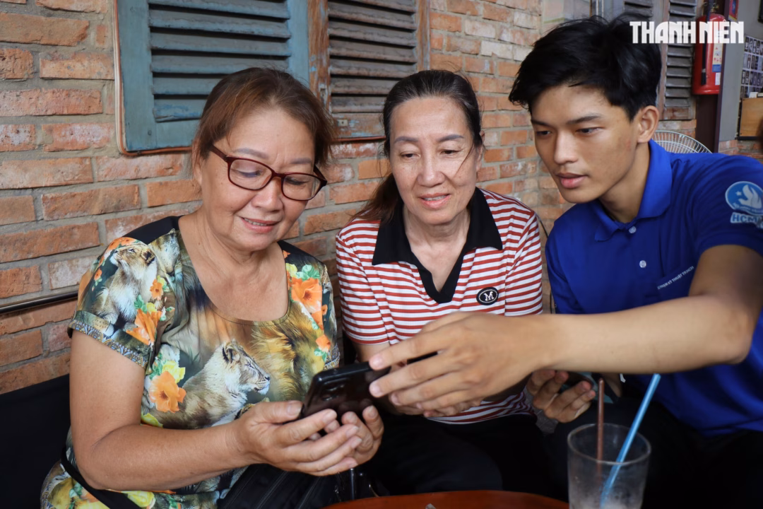 TP.HCM: Người cao tuổi học chuyển đổi số tại “bình dân học vụ số”
