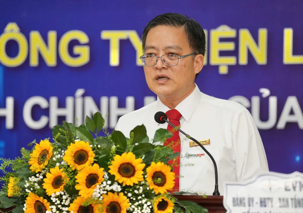 Ông Lê Tấn Định, UVBCHĐB, Thành viên Hội đồng thành viên EVNHCMC, phát biểu chúc mừng và giao nhiệm vụ.