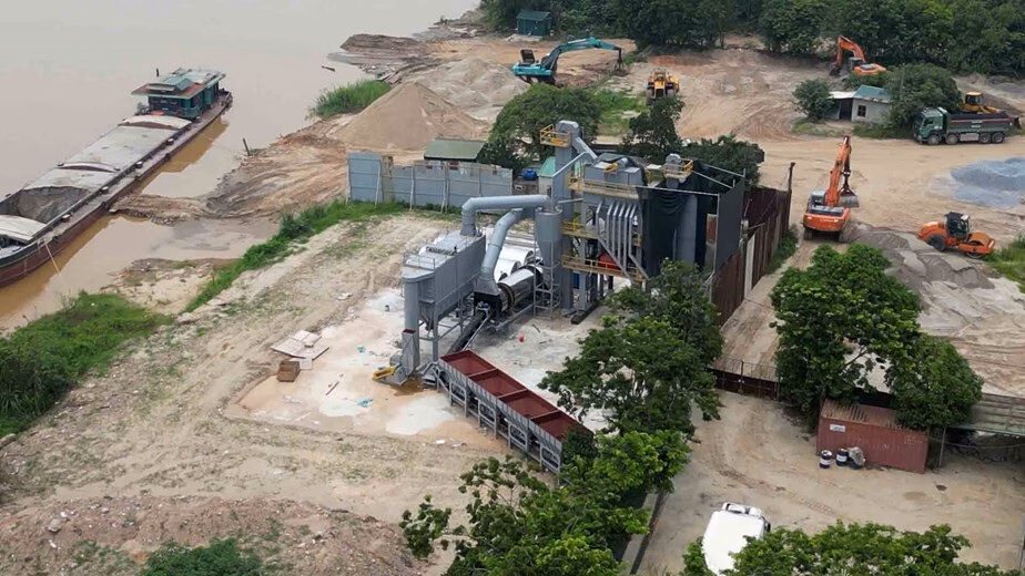 Trạm trộn bê tông vi phạm hành lang thoát lũ sông Hồng