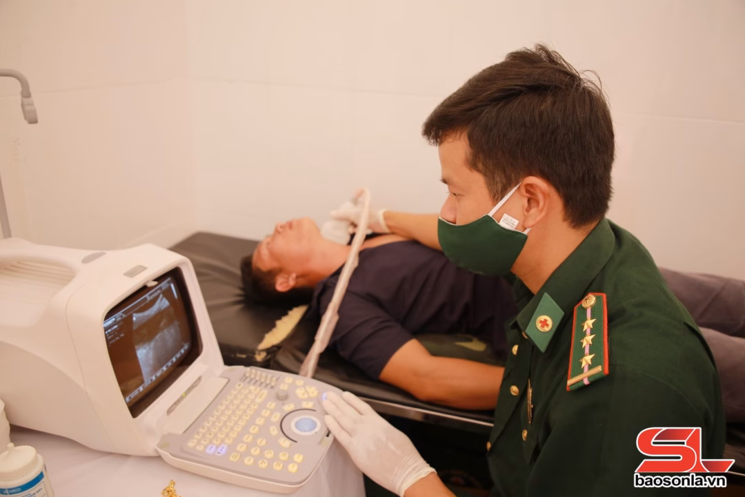 Cán bộ Trạm xá quân dân y hữu nghị biên giới Việt - Lào khám bệnh cho nhân dân.