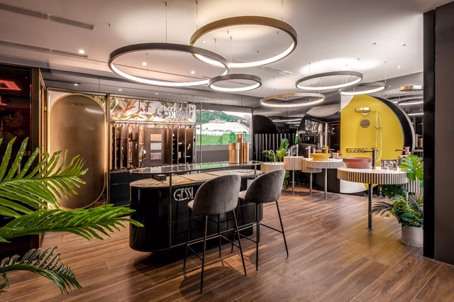 Trấn Thành bật mí bí quyết ‘sống khỏe’ trong không gian tắm chuẩn châu Âu Project Boutique, nơi Trấn Thành trải nghiệm may đo "trang sức" cho phòng tắm.