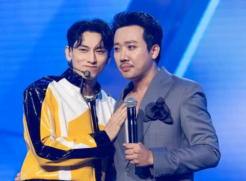 Trấn Thành – MC tỏa sáng với Rap Việt: Cầu nối cảm xúc giữa nghệ sĩ và khán giả Trấn Thành đóng vai một người "anh cả", mềm mỏng và cứng rắn đúng lúc khi dẫn dắt Em Xinh Say Hi