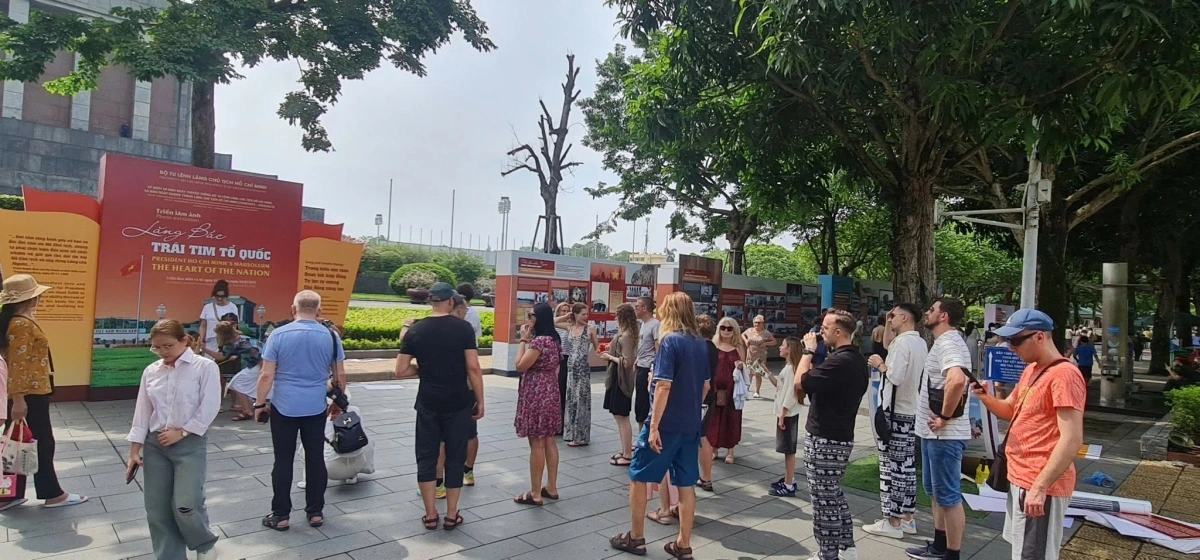 Triển lãm ảnh Lăng Bác – Trái tim Tổ quốc kỷ niệm 50 năm Ngày truyền thống Bộ Tư lệnh Lăng Chủ tịch Hồ Chí Minh Triển lãm thu hút sự quan tâm của người dân và khách du lịch quốc tế.
