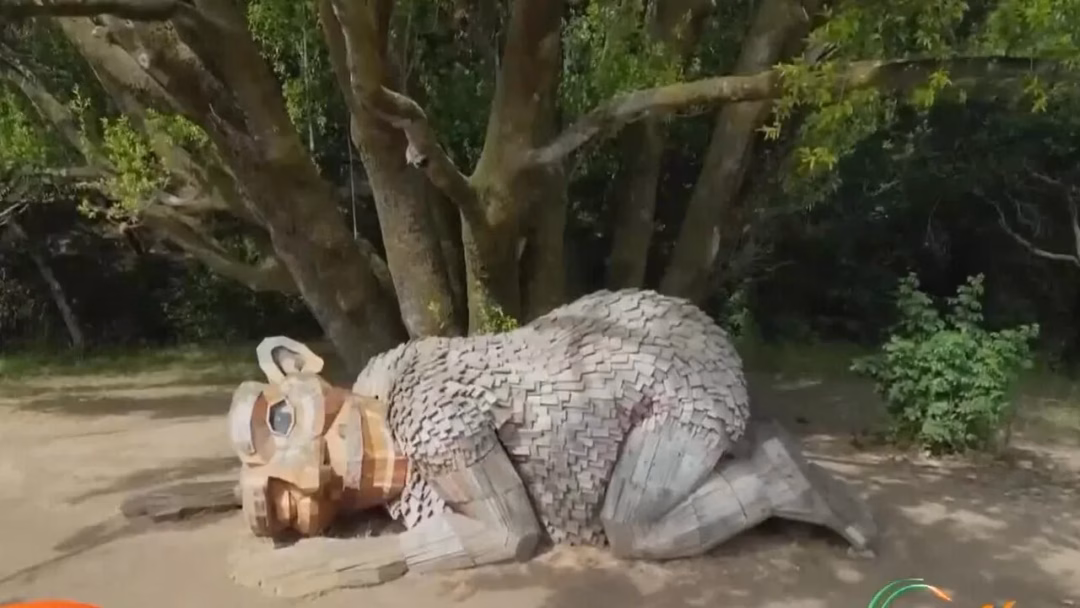 Triển lãm người khổng lồ từ rác thải tái chế ở Mỹ