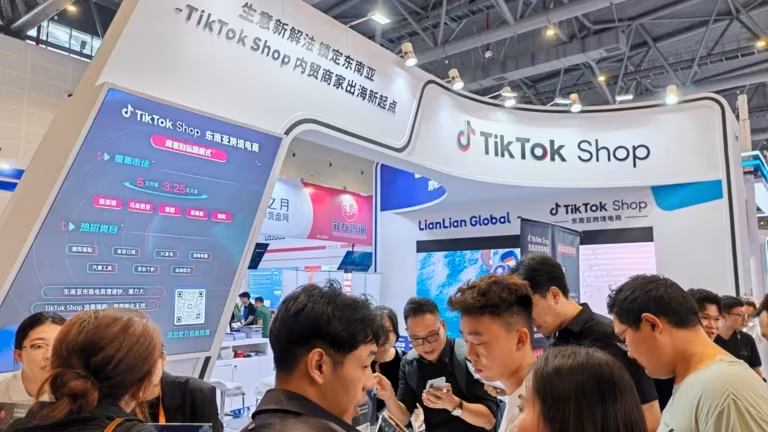 Du khách tập trung tại gian hàng TikTok Shop trong Triển lãm Thương mại Điện tử Xuyên biên giới Toàn cầu tại Hàng Châu ngày 10/07