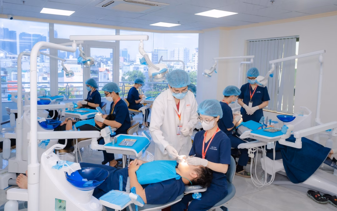 Trường ĐH Quốc tế Hồng Bàng công bố điểm sàn xét tuyển năm 2025 Sinh viên khoa Răng hàm mặt HIU thực hành tại Phòng khám HIU Clinic dưới sự hướng dẫn của thầy cô là bác sĩ, chuyên gia trong ngành. (Ảnh: HIU)