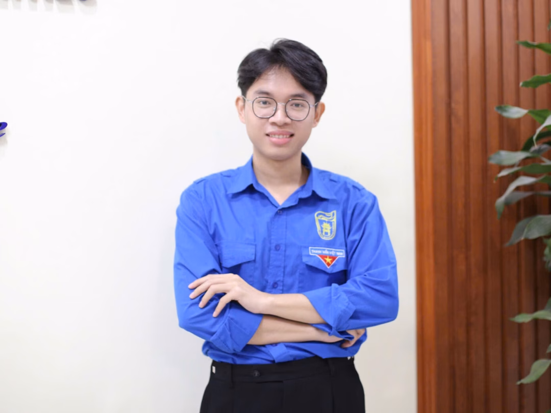 Hà Thành với vai trò Đội trưởng cùng các thành viên Đội Sinh viên Tình nguyện Đông ấm Lai Châu 2024 tại xã Pa Vây Sử, huyện Phong Thổ, tỉnh Lai Châu
