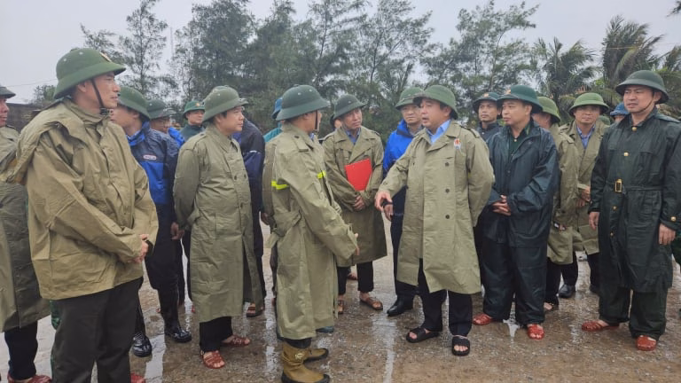  Vừa nhậm chức, quyền Bộ trưởng Bộ Nông nghiệp và Môi trường Trần Đức Thắng đã đi chỉ đạo ứng phó bão Wipha