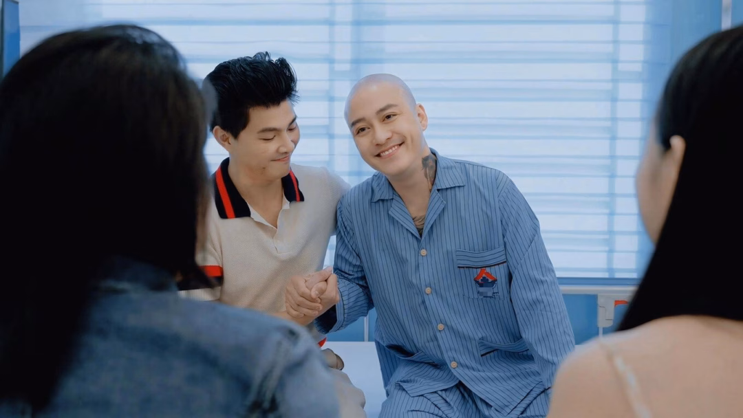 Tuấn Hưng cạo trọc đầu cầu sức khỏe cho mẹ sau ca tiểu phẫu