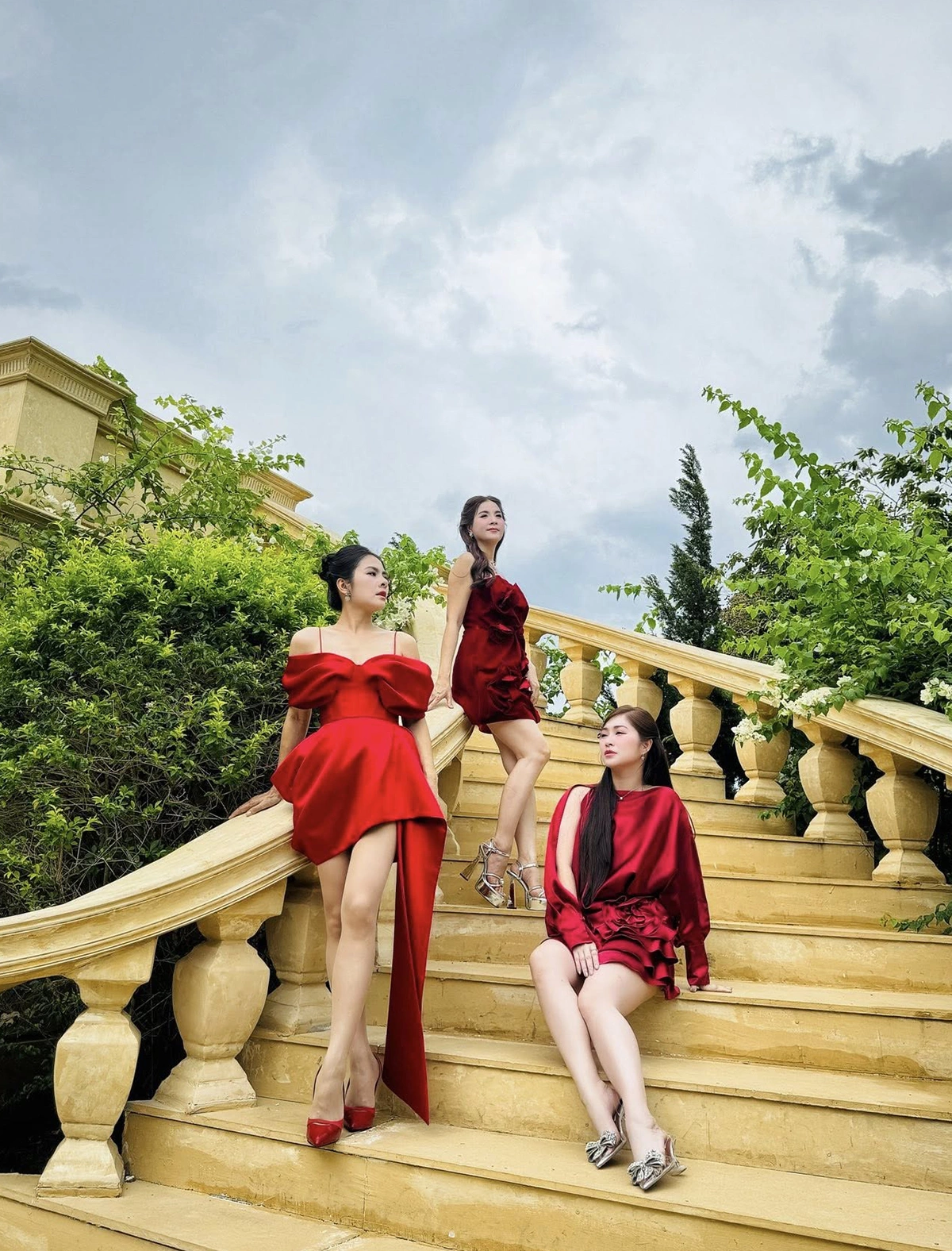 Vân Trang và bạn thân ‘mẹ bỉm’ cùng giảm cân, khoe vóc dáng Vân Trang chụp ảnh cùng hai người bạn thân Kha Ly và Thanh Trúc (ngồi). Ba diễn viên đều đang làm mẹ bỉm sữa, cùng ở độ tuổi U40.