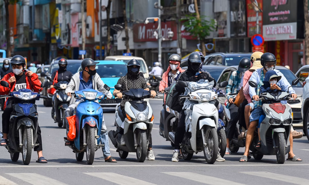 Vì sao người dân Hà Nội khó chuyển từ xe máy xăng sang xe điện?