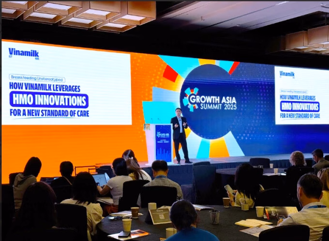 Ông Shawn Lee (đứng giữa) trao đổi cùng đại diện Vinamilk tại Diễn đàn Phát triển châu Á 2025. Ảnh: