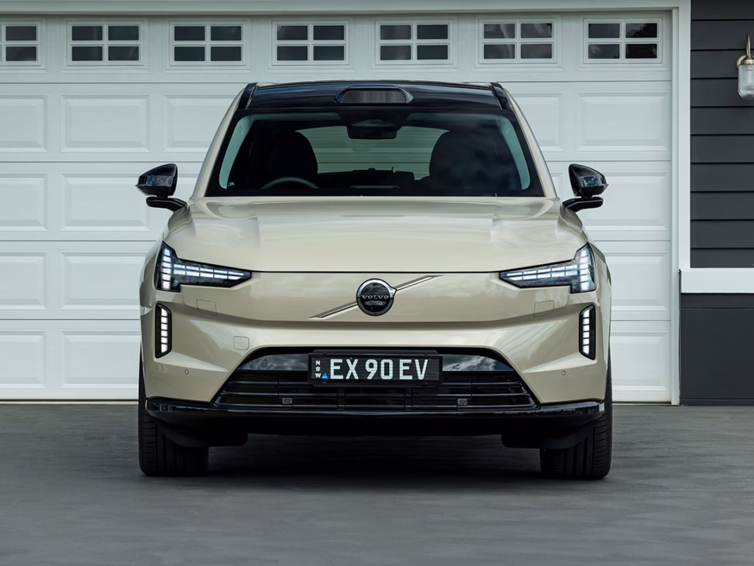 Volvo EX90 – SUV điện 7 chỗ với thiết kế hiện đại và công nghệ vượt trội 2025 Volvo EX90 Plus in Sand Dune | Image: Supplied / Volvo
