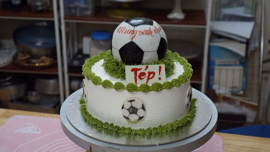 Làm sao để chọn khuôn bánh hình quả bóng 3D phù hợp để tạo ra chiếc bánh sinh nhật thể thao ấn tượng cho con?
