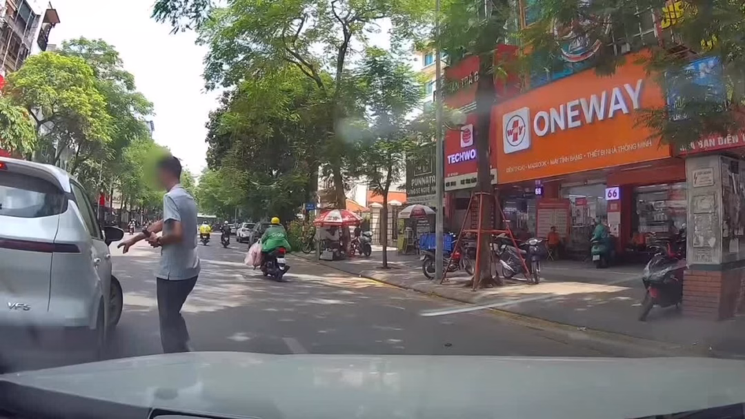 Xe điện VF5 dừng đột ngột đón người, vi phạm luật giao thông