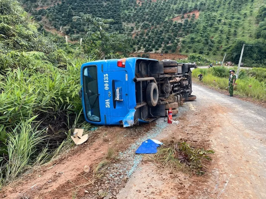 Xe khách chở sinh viên đi từ thiện gặp tai nạn, 5 người bị thương