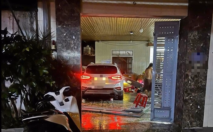 Xe ô tô con tông vào nhà dân, tài xế không bồi thường