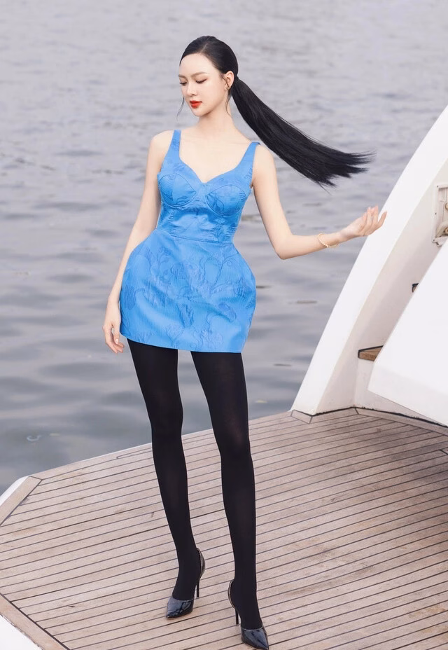 Xu hướng thời trang đầm xanh da trời trong thiết kế đồng phối