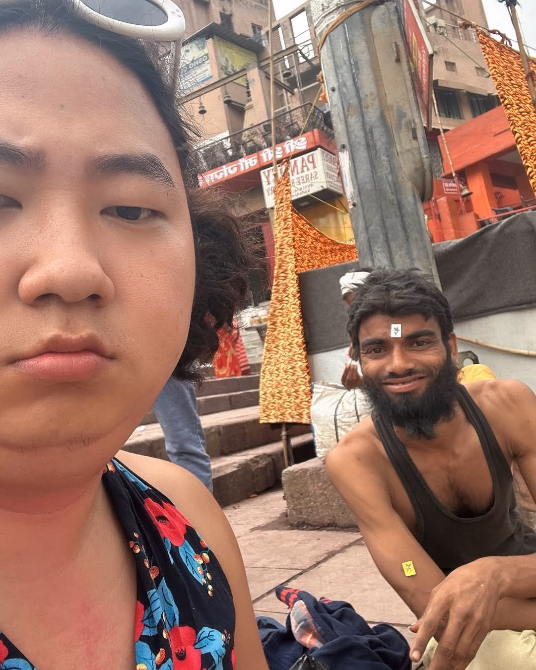 YouTuber Hàn Quốc giả gái đi du lịch Ấn Độ và phản ứng bất ngờ của người dân địa phương Sumin trò chuyện với nhiều người dân địa phương trong chuyến đi. Ảnh: @youtube_sumin.