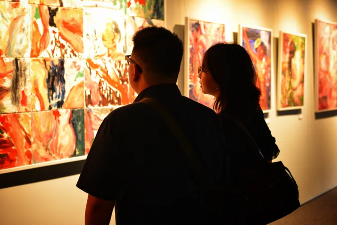 Khách tham quan triển lãm