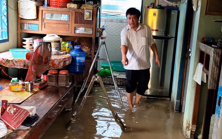 Cột nước cao vài mét bắn ra xung quanh khiến nhiều người đi xe máy bị ướt - Ảnh: MXH