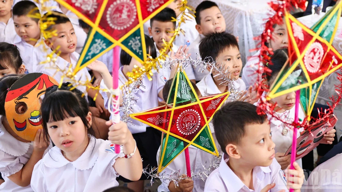 [Ảnh] Học sinh Trường tiểu học Bình Minh vui hội trăng rằm, đón nhận niềm vui tuổi thơ