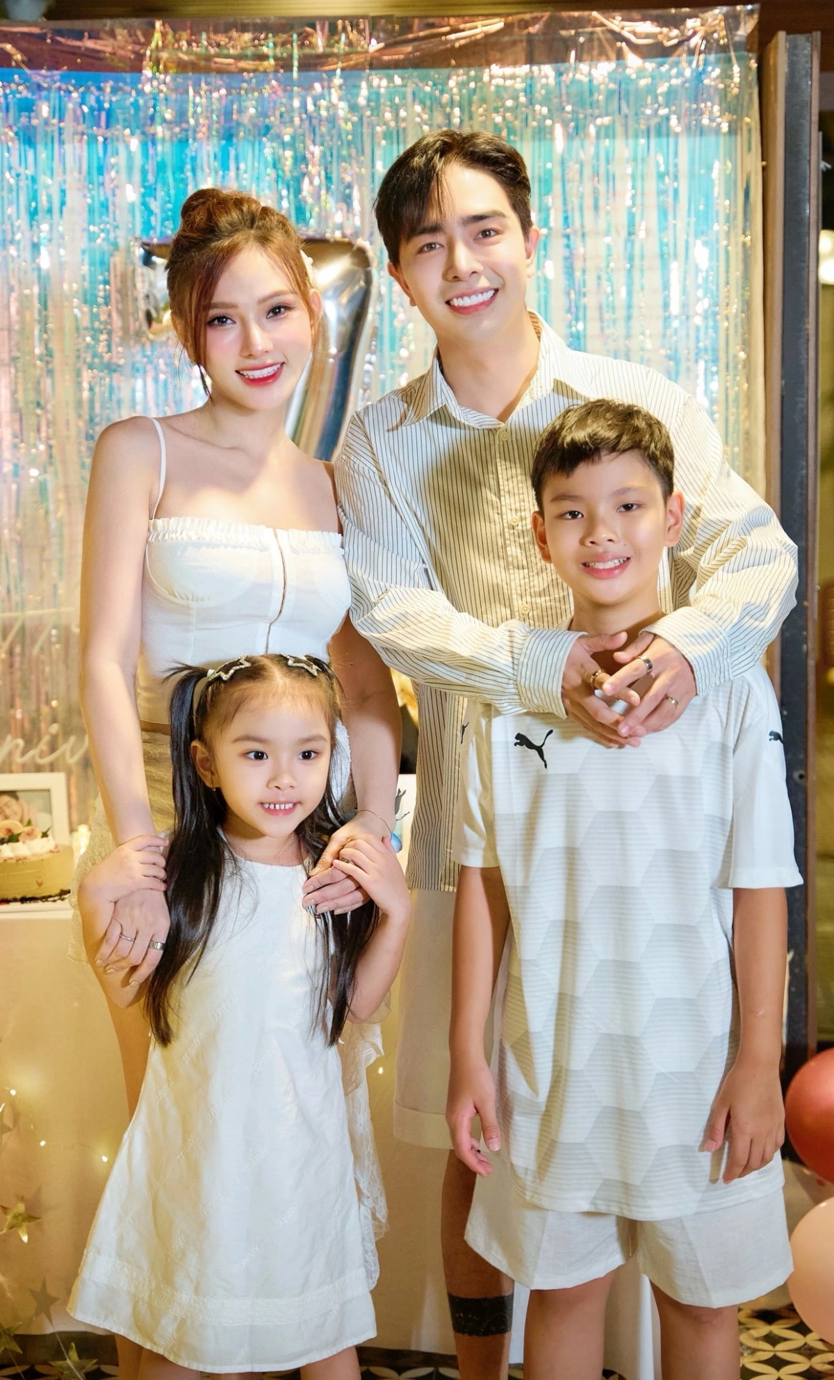 Bé Henry, 10 tuổi và bé Lana, 5 tuổi có mặt trong ngày vui của bố mẹ.