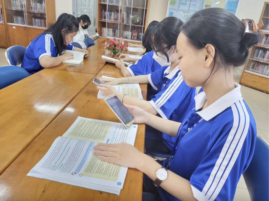 Cấm học sinh dùng điện thoại trong trường: Cần hoạt động thay thế tích cực