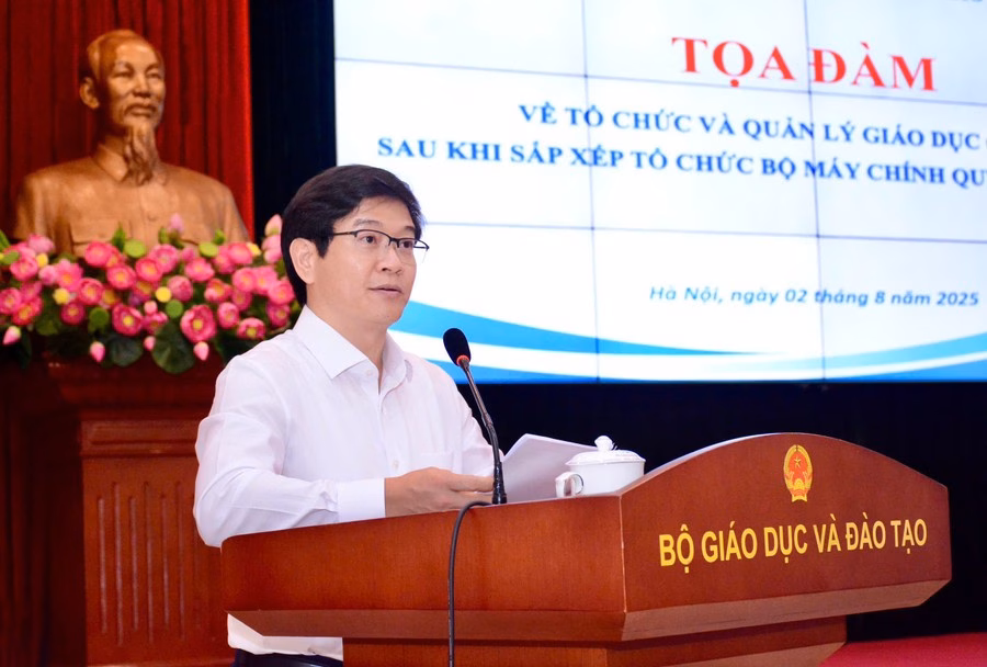 Cắt giảm thủ tục hành chính để hỗ trợ quản lý giáo dục cấp xã Vụ trưởng Vụ Giáo dục phổ thông (Bộ Giáo dục và Đào tạo) Thái Văn Tài báo cáo tại tọa đàm. Ảnh: Nguyễn Mạnh