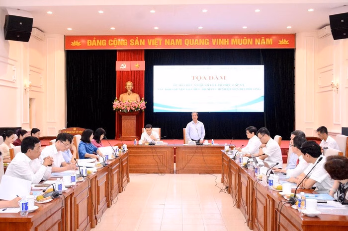 Cắt giảm thủ tục hành chính để hỗ trợ quản lý giáo dục cấp xã Vụ trưởng Vụ Pháp chế (Bộ Giáo dục và Đào tạo) Mai Thị Anh nhấn mạnh việc kiện toàn nhân sự cần bảo đảm nguyên tắc "đúng người - đúng việc - đúng năng lực". Ảnh: Nguyễn Mạnh