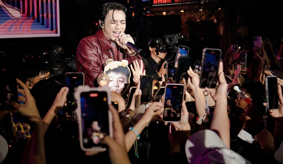 Nhiều sao Việt khác như đạo diễn kiêm rapper Neko Lê (phải), diễn viên Võ Tấn Phát có mặt ở chương trình.