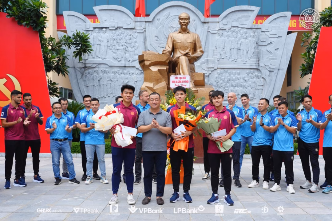 Lãnh đạo CLB cùng Lý Đức (bìa trái, hàng trên), Đình Bắc (thứ hai, từ phải sang) và Minh Phúc