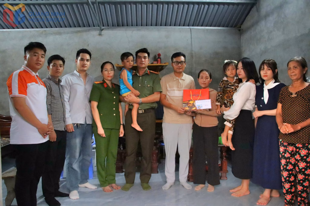 Đoàn thăm và tặng quà gia đình chị Nguyễn Thị Hằng, đặc khu Vân Đồn.