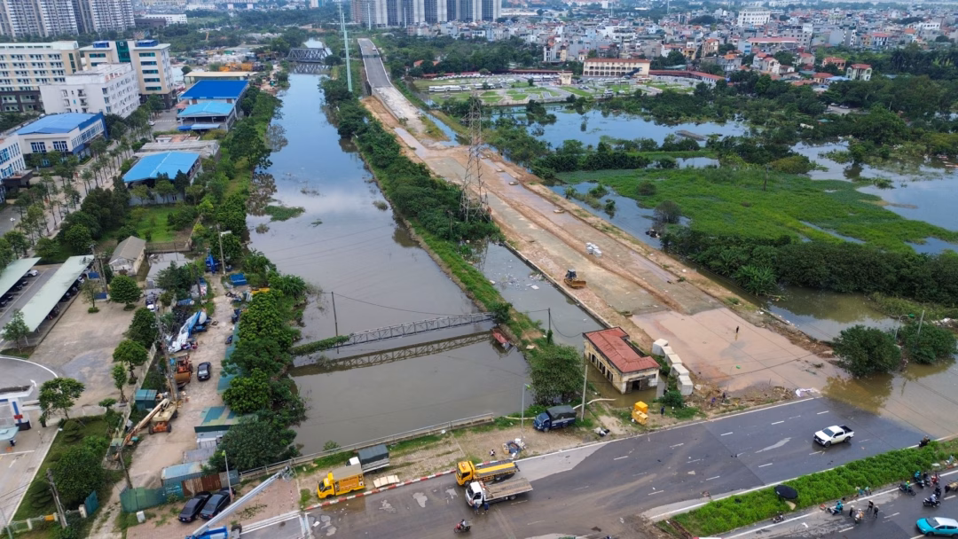 Hà Nội: Mưa lớn, ngập úng hầm chui – Đại lộ Thăng Long di chuyển khó khăn