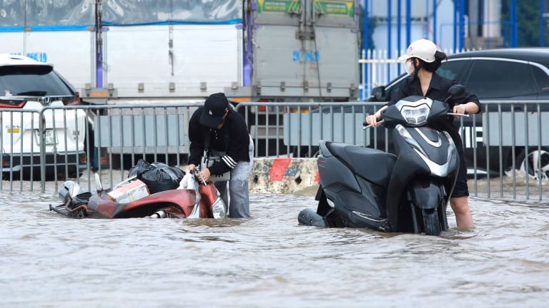 'Lá chắn' chống ngập bị vô hiệu, hơn 300 hộ dân làng Miêu Nha sống trong cảnh mất điện, không nước sạch 